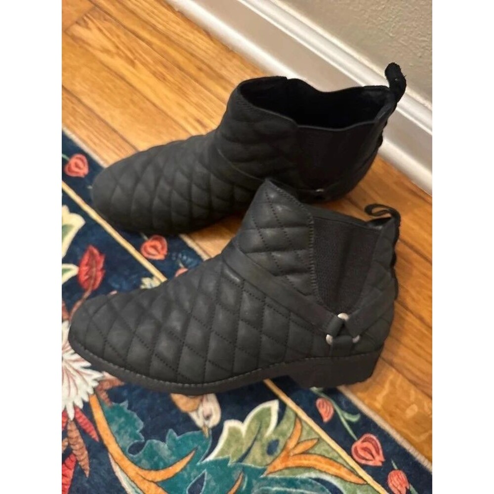 Teva waterproof quilted water/ all weather boot